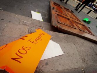 Destrozan mineros las puertas del teatro Fernando Calderón