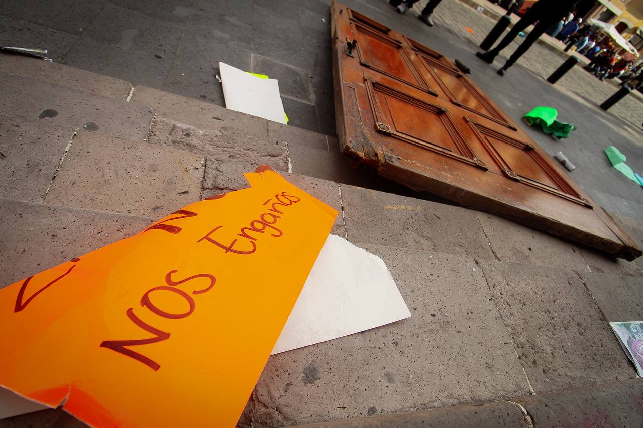 Destrozan mineros las puertas del teatro Fernando Calderón