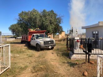 Limpian el panteón de Cieneguillas