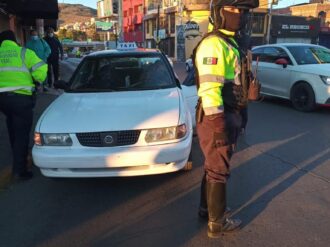 Enfrentan policías viales a taxistas