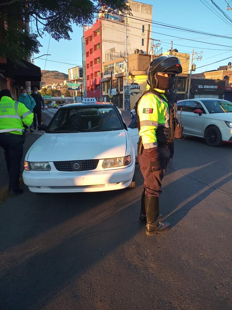Enfrentan policías viales a taxistas