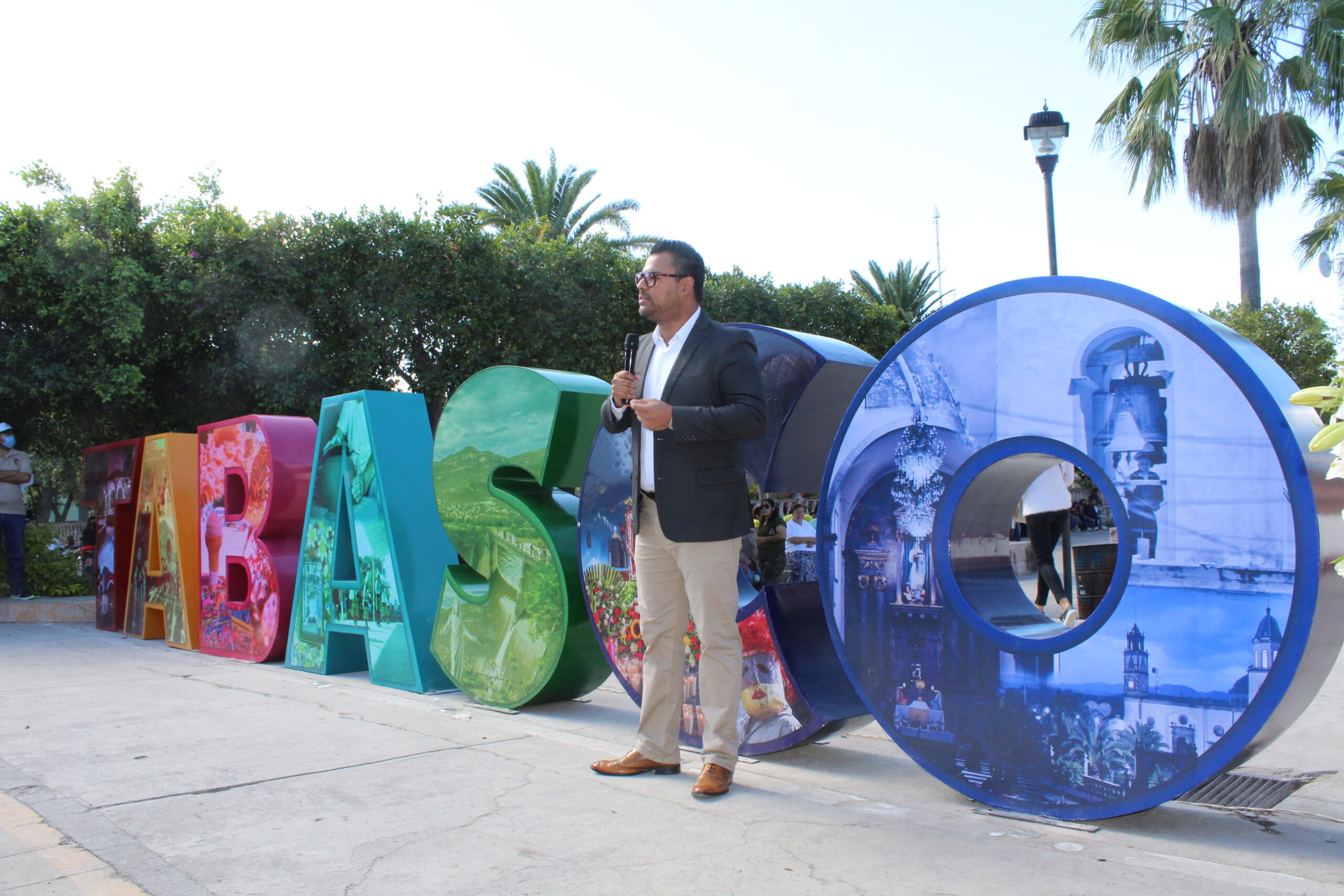 Develan letrero monumental de Tabasco