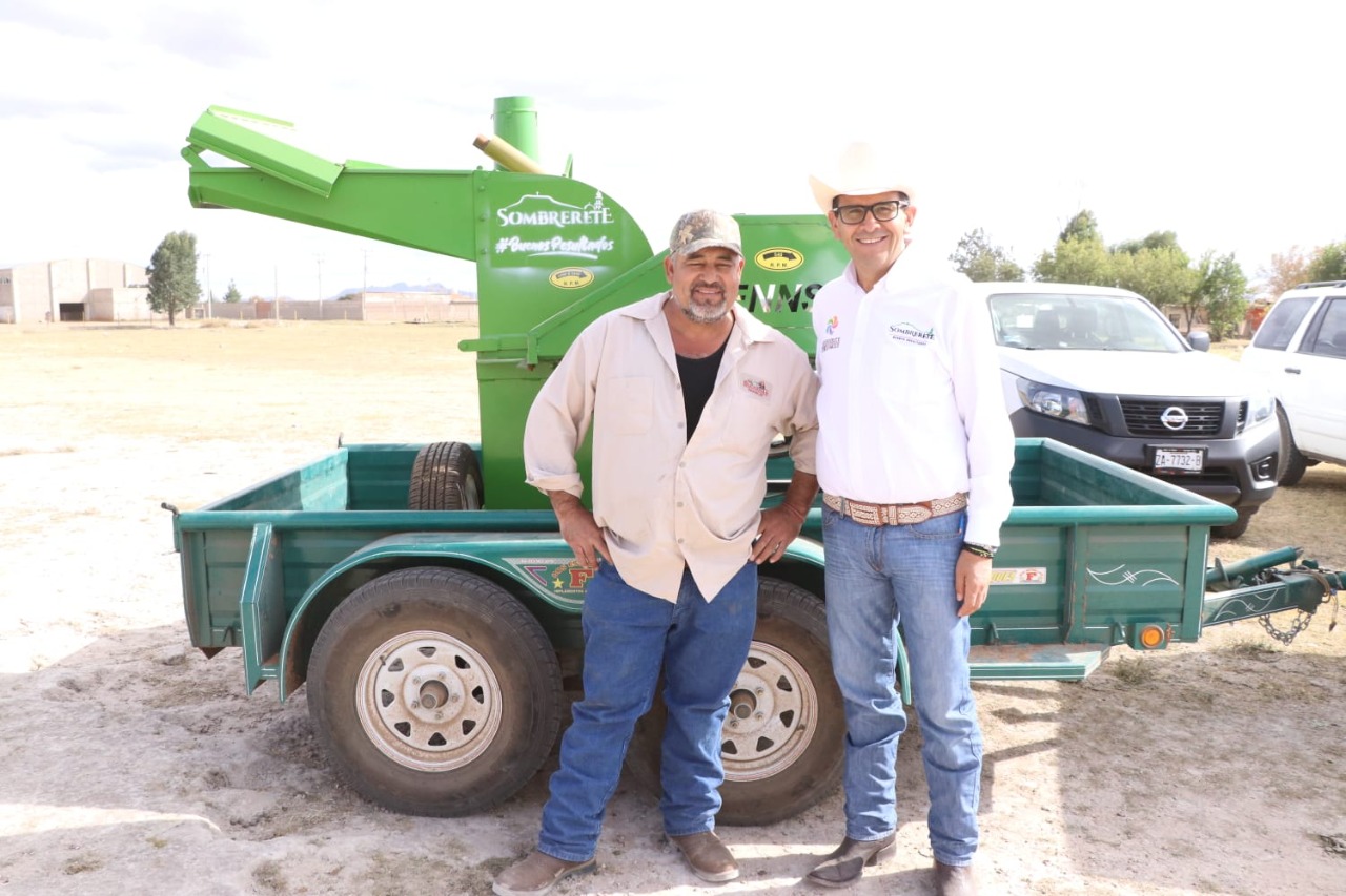 Benefician con implementos a agricultores de Sombrerete