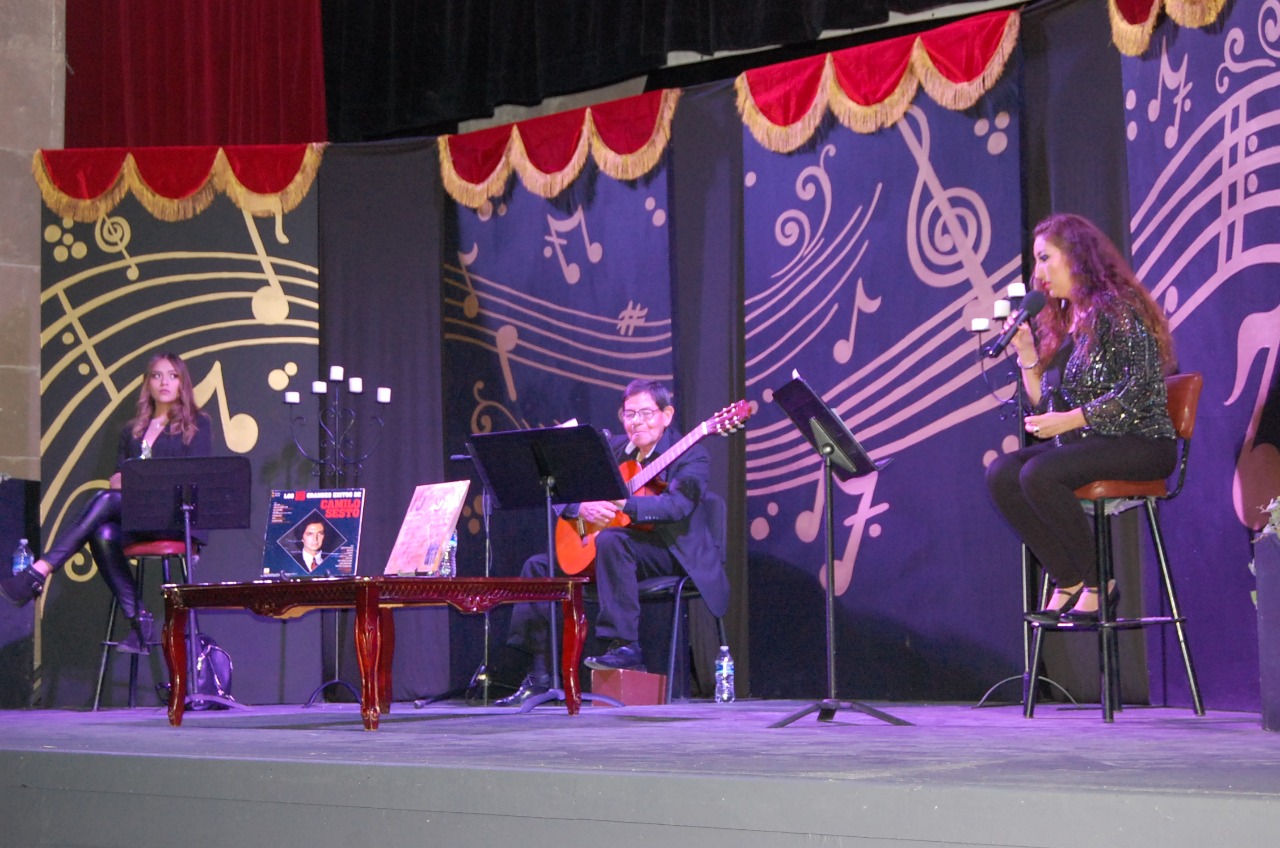 Jerezanos viven una noche bohemia en el Teatro Hinojosa