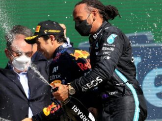Reconoce Lewis Hamilton a Checo Pérez