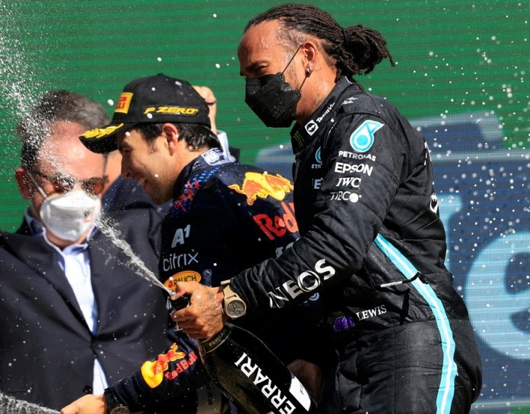 Reconoce Lewis Hamilton a Checo Pérez