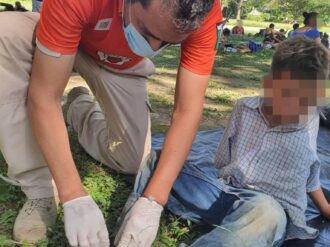 Entre lesiones e incertidumbre, se aferran a llegar a su destino