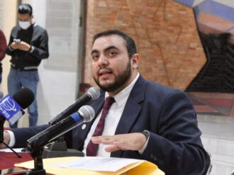 Ernesto González Romo hace denuncia pública en contra de diputados de la LXIII Legislatura