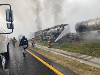 Reportan choque entre dos camiones de pasajeros y una pipa en la carretera San Luis Potosí-Querétaro