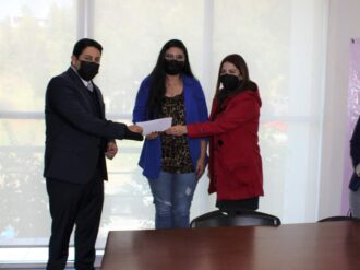 Hacen entrega de donativo que ayudará a pagar tratamiento a paciente con cáncer de mama