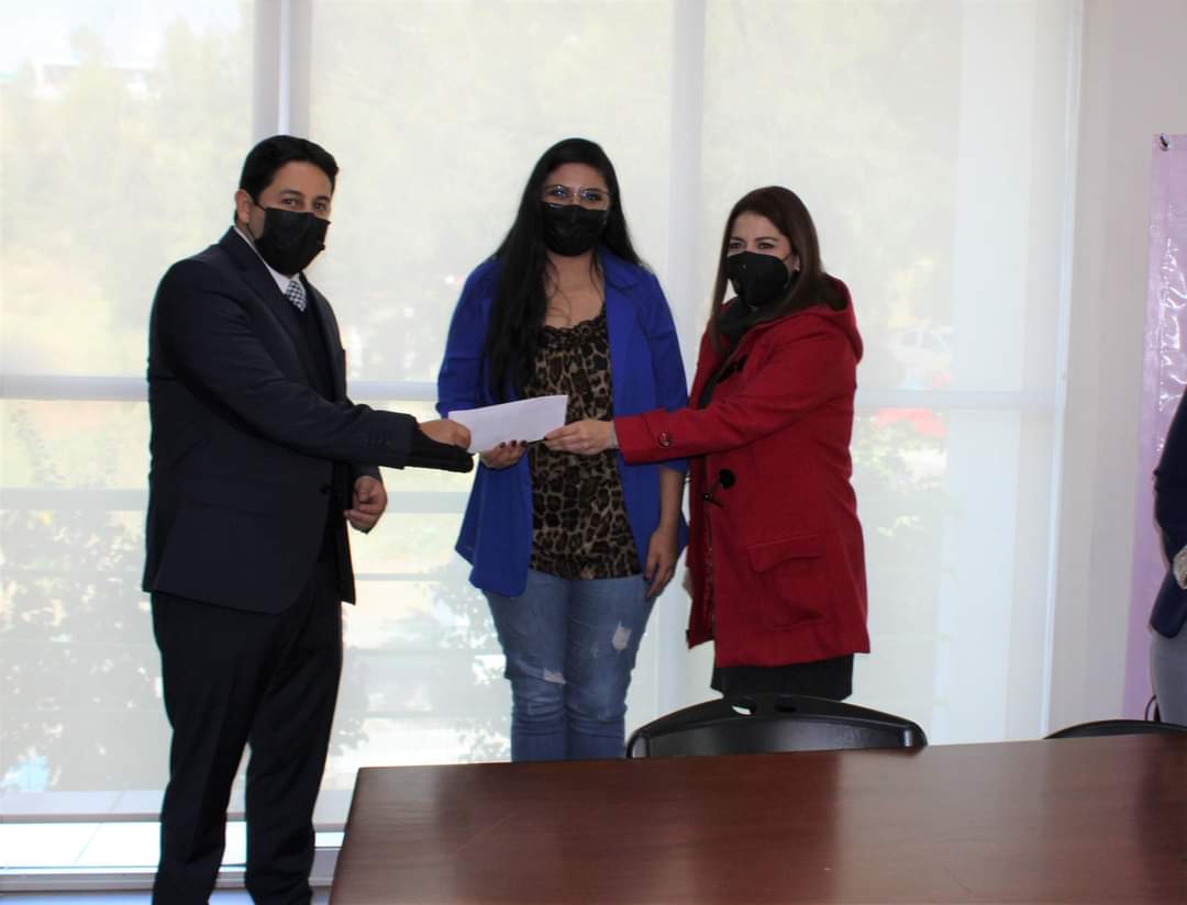 Hacen entrega de donativo que ayudará a pagar tratamiento a paciente con cáncer de mama