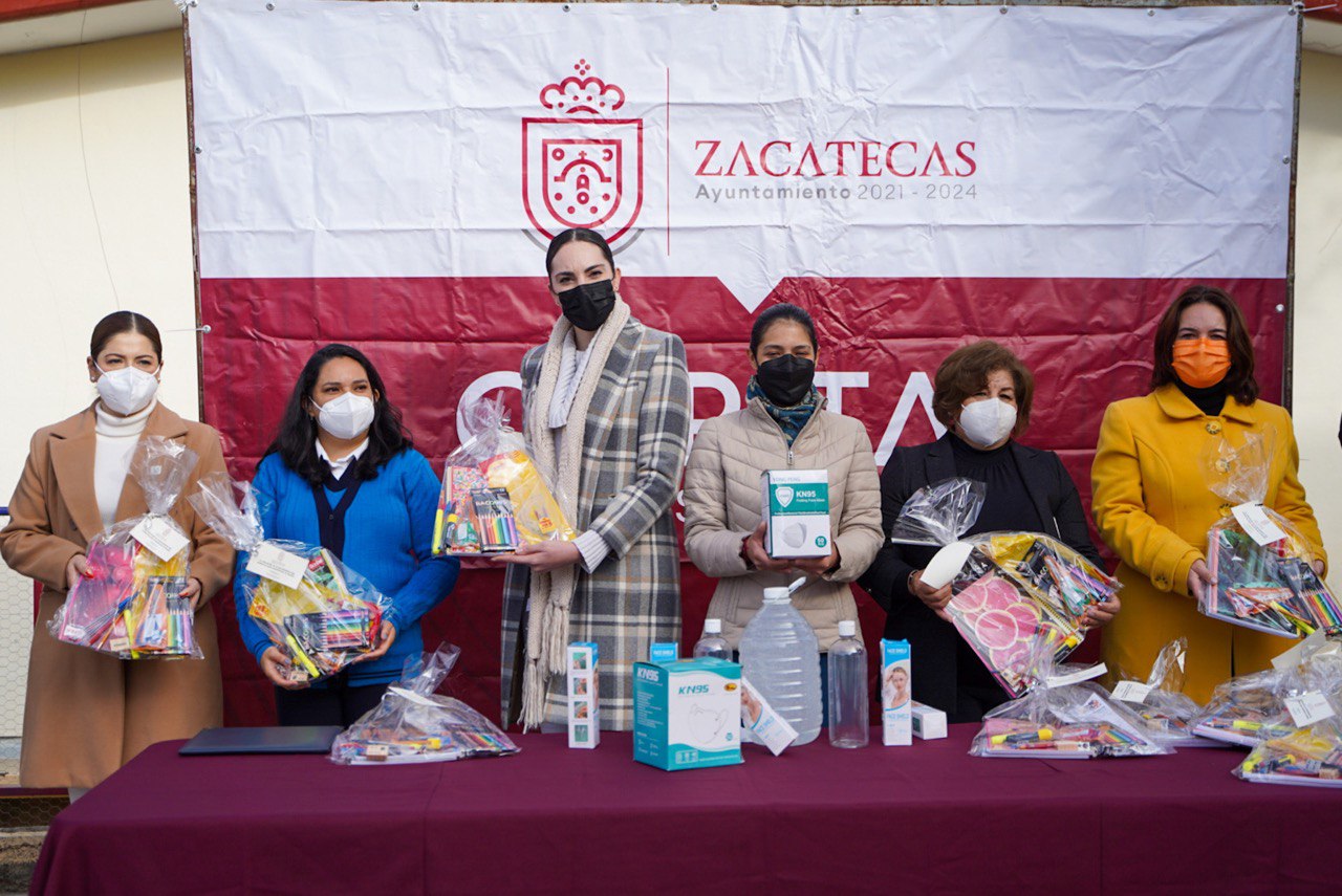 Ayuntamiento de Zacatecas presente durante evento cívico en jardín de niños Roberto Ramos Dávila