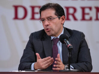 Entre reclamos por falta de medicinas, comparece titular de ISSSTE