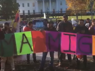 Migrantes expresan su apoyo a AMLO frente a la Casa Blanca; piden reforma migratoria