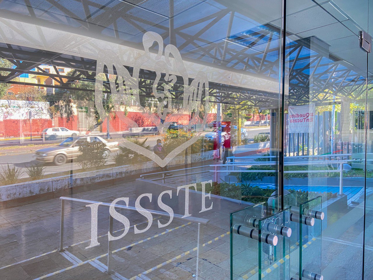 Faltan especialistas y medicamentos al ISSSTE