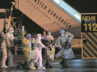 Ómicron se esparce por Europa y Reino Unido