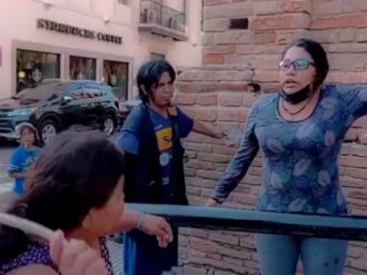 Mujeres indígenas expulsan a feministas que protestaban en catedral de Bolivia