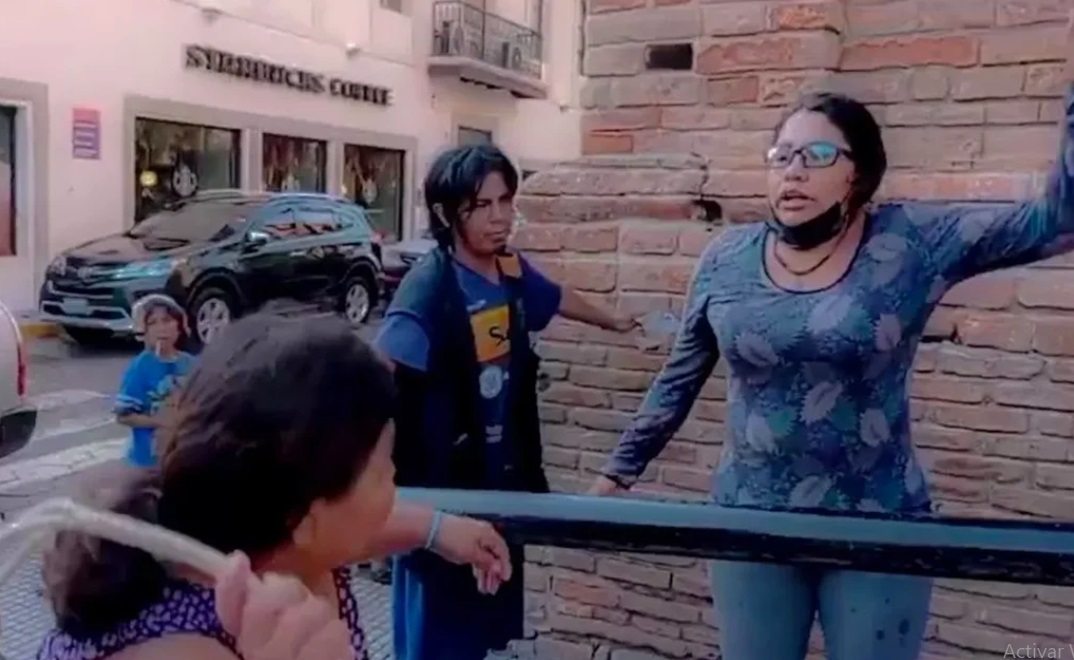 Mujeres indígenas expulsan a feministas que protestaban en catedral de Bolivia