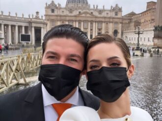 Samuel García y Mariana Rodríguez entregan carta y playera de Tigres al Papa