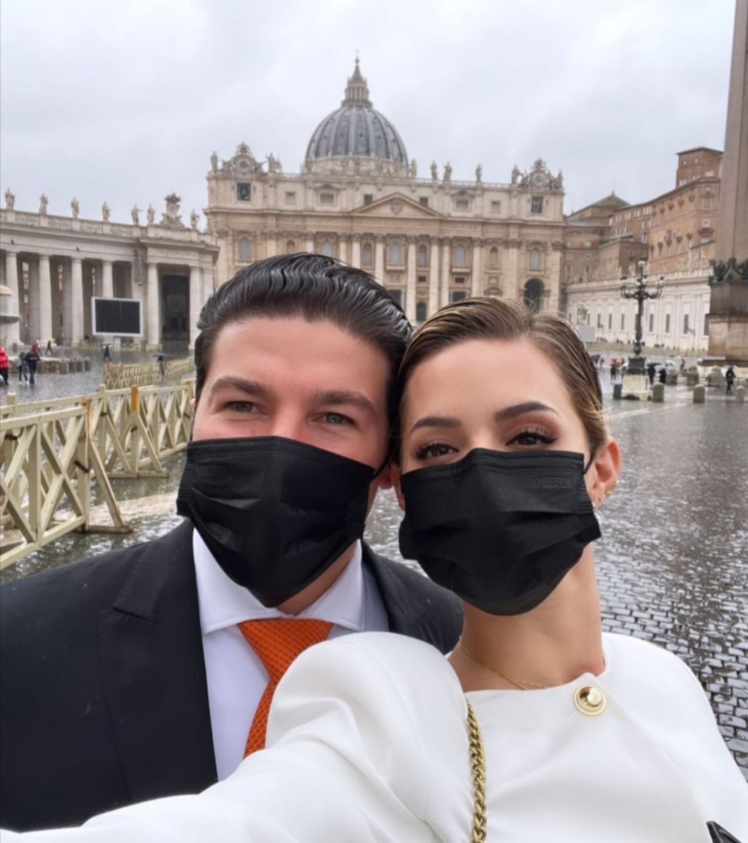 Samuel García y Mariana Rodríguez entregan carta y playera de Tigres al Papa