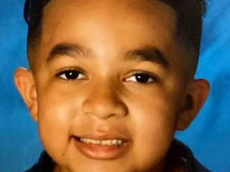 Niño llega de la escuela y se derrumba en los brazos de su padre; muere sorpresivamente