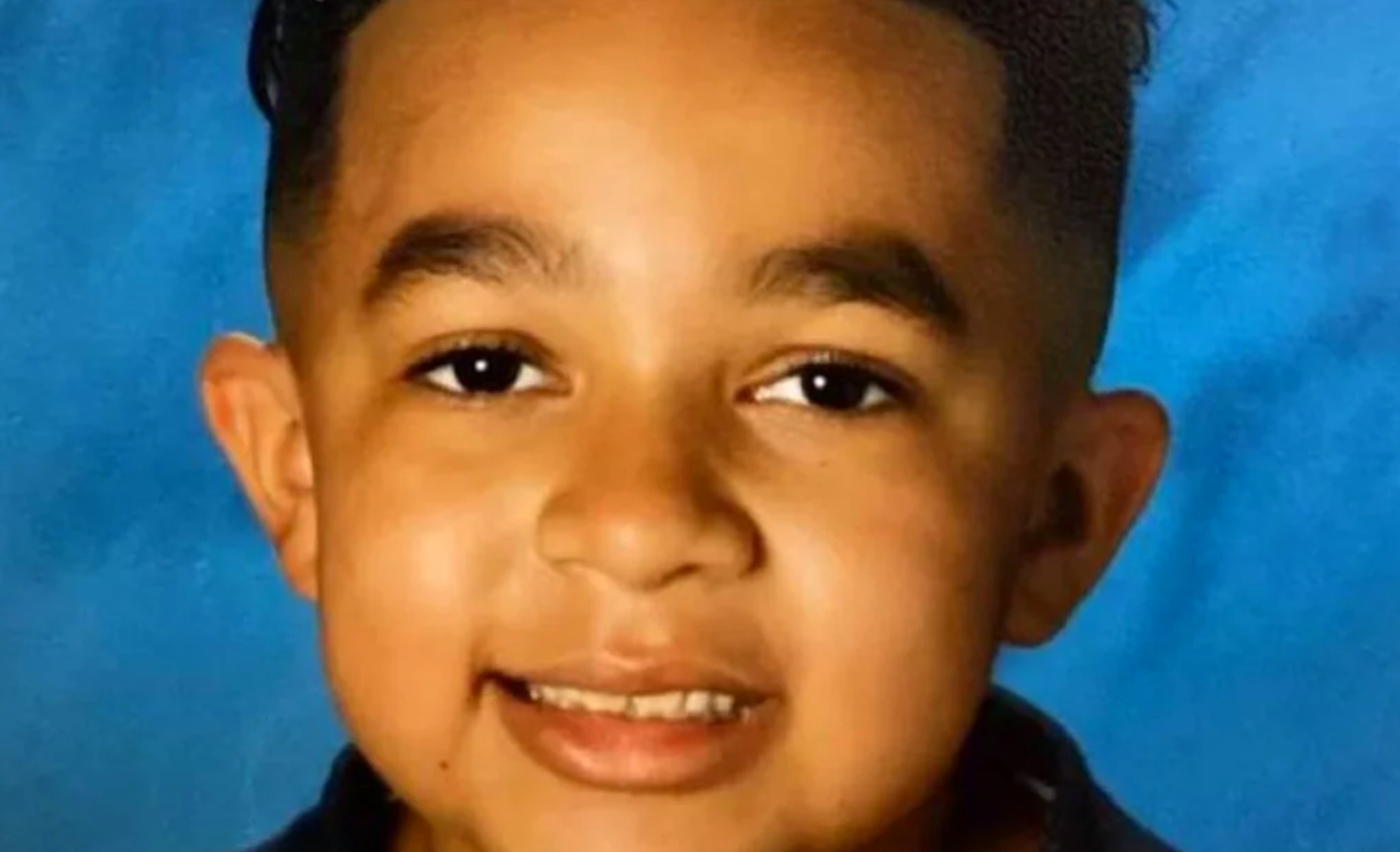Niño llega de la escuela y se derrumba en los brazos de su padre; muere sorpresivamente