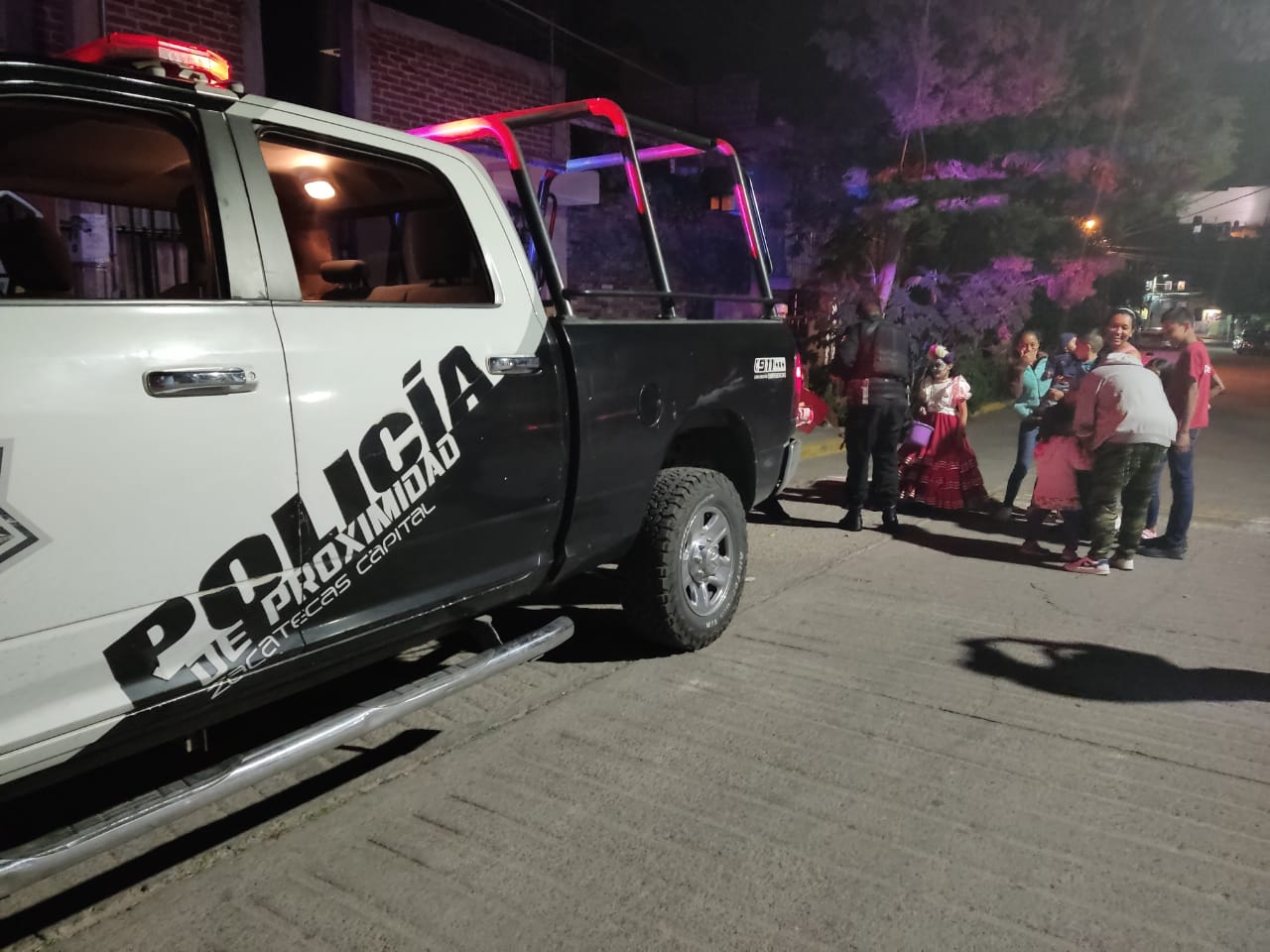 Niñas y niños de la capital reciben calaverita de policías