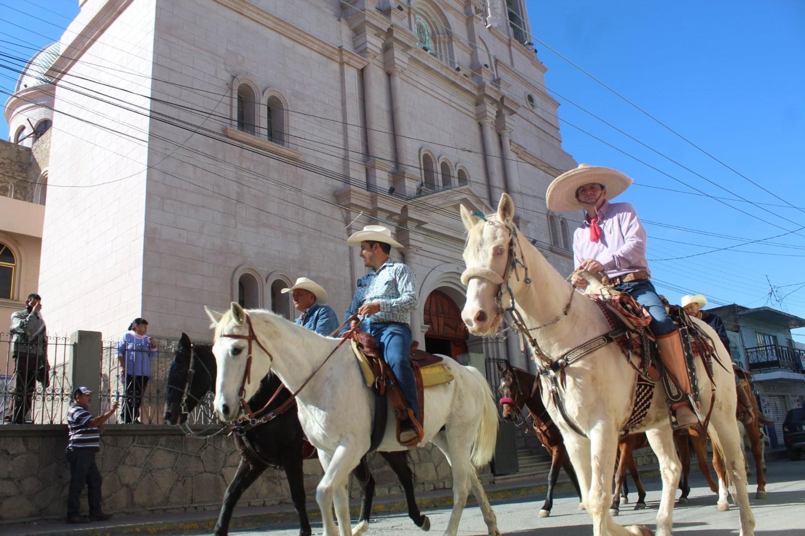 Exploran cabalgantes Río Grande