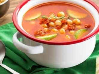 Sopa de garbanzo, calabacitas y chorizo