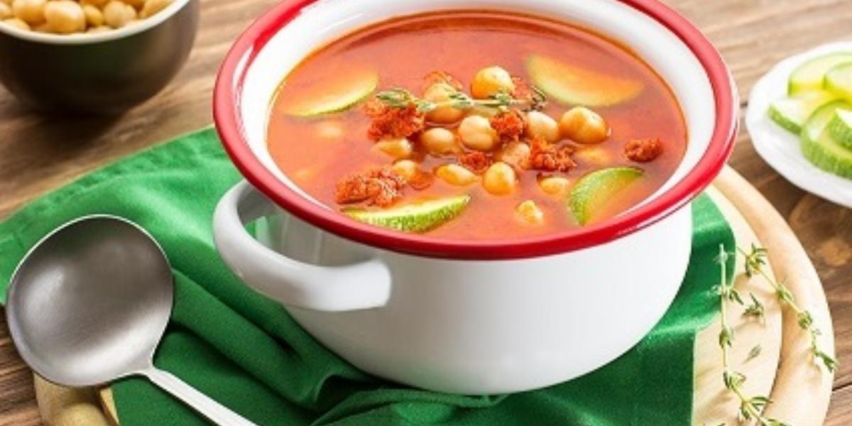 Sopa de garbanzo, calabacitas y chorizo 