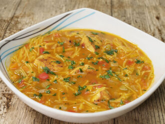 Sopa de pollo casera con fideos
