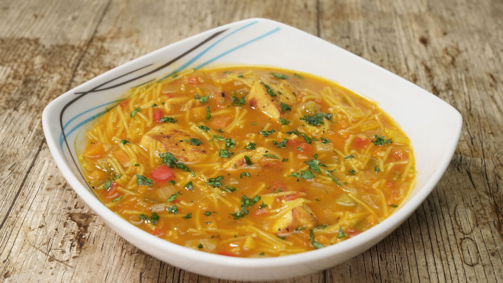 Sopa de pollo casera con fideos 