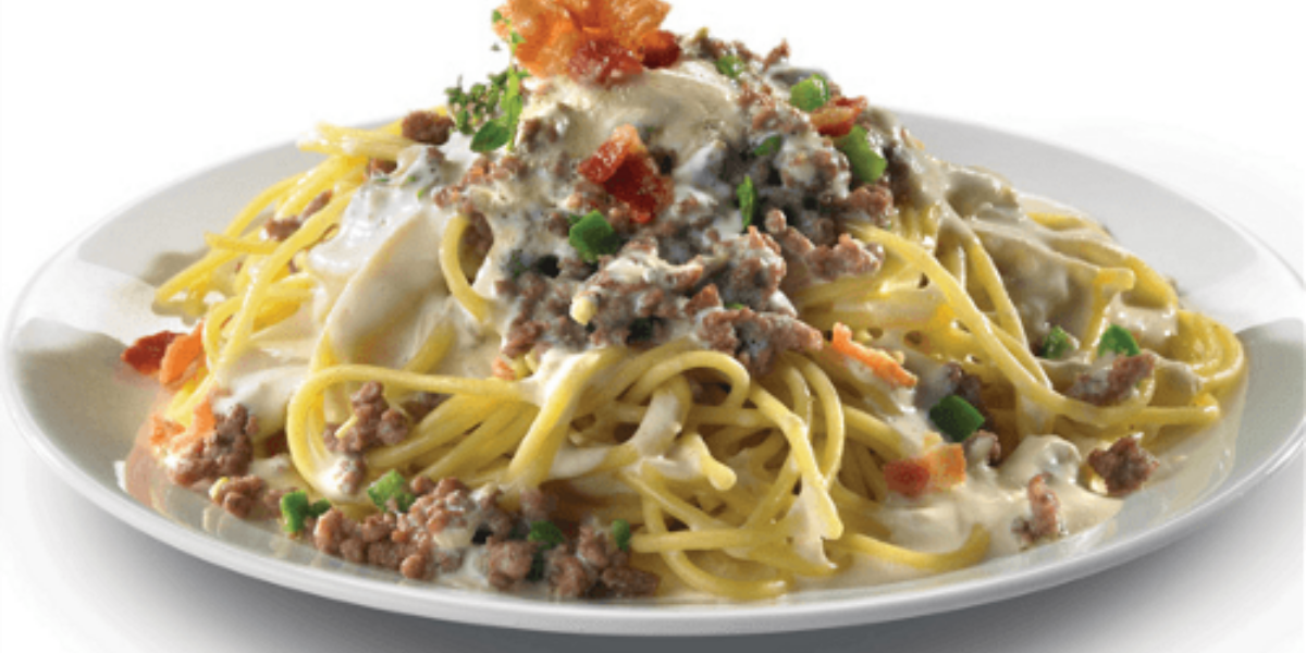 Spaghetti con salsa de tocino y carne 