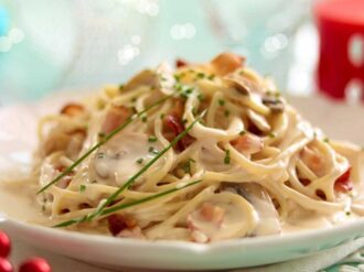 Espaguetti con salsa de champiñones y tocino