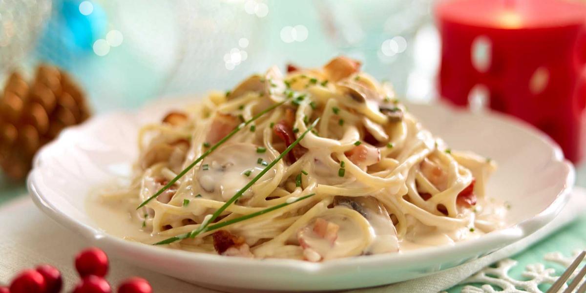 Espaguetti con salsa de champiñones y tocino