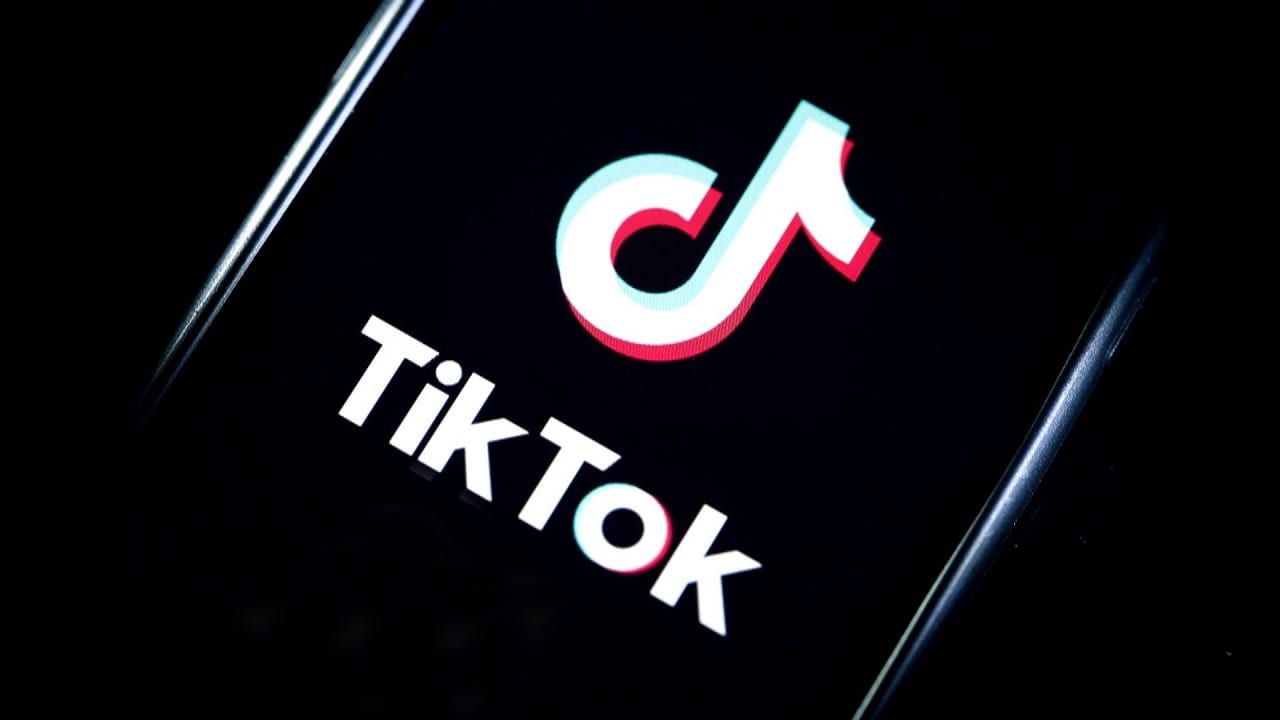 En TikTok aprendió una señal de socorro; la usa durante secuestro y es rescatada