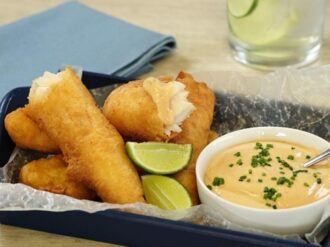 Tiras de pescado rebozado con dip