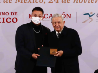 Julio Urías hace desaire tras recibir el Premio Nacional de Deportes