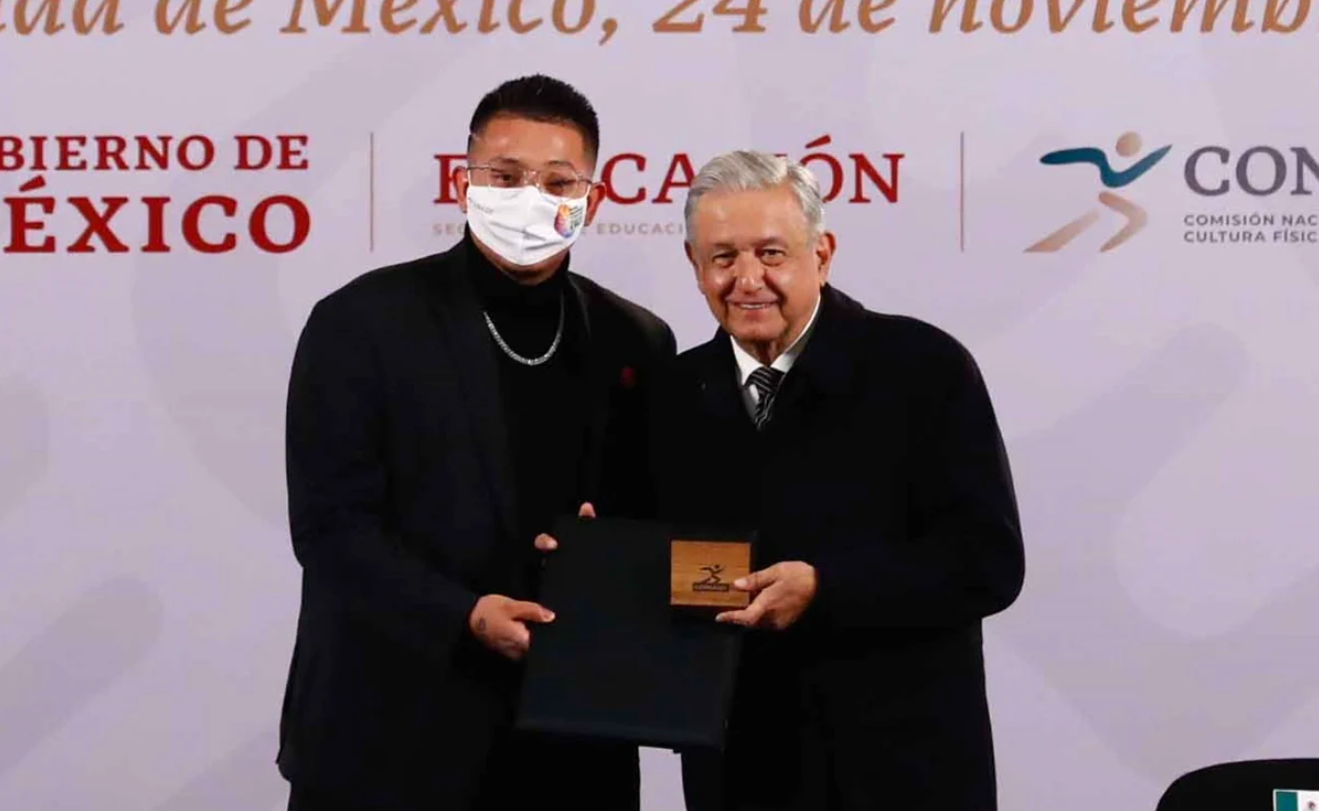 Julio Urías hace desaire tras recibir el Premio Nacional de Deportes