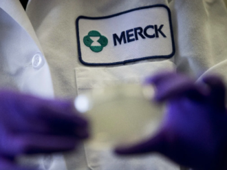 De ser aprobada, la píldora de Merck se convertiría en el primer tratamiento antiCovid ingerido desde casa en América