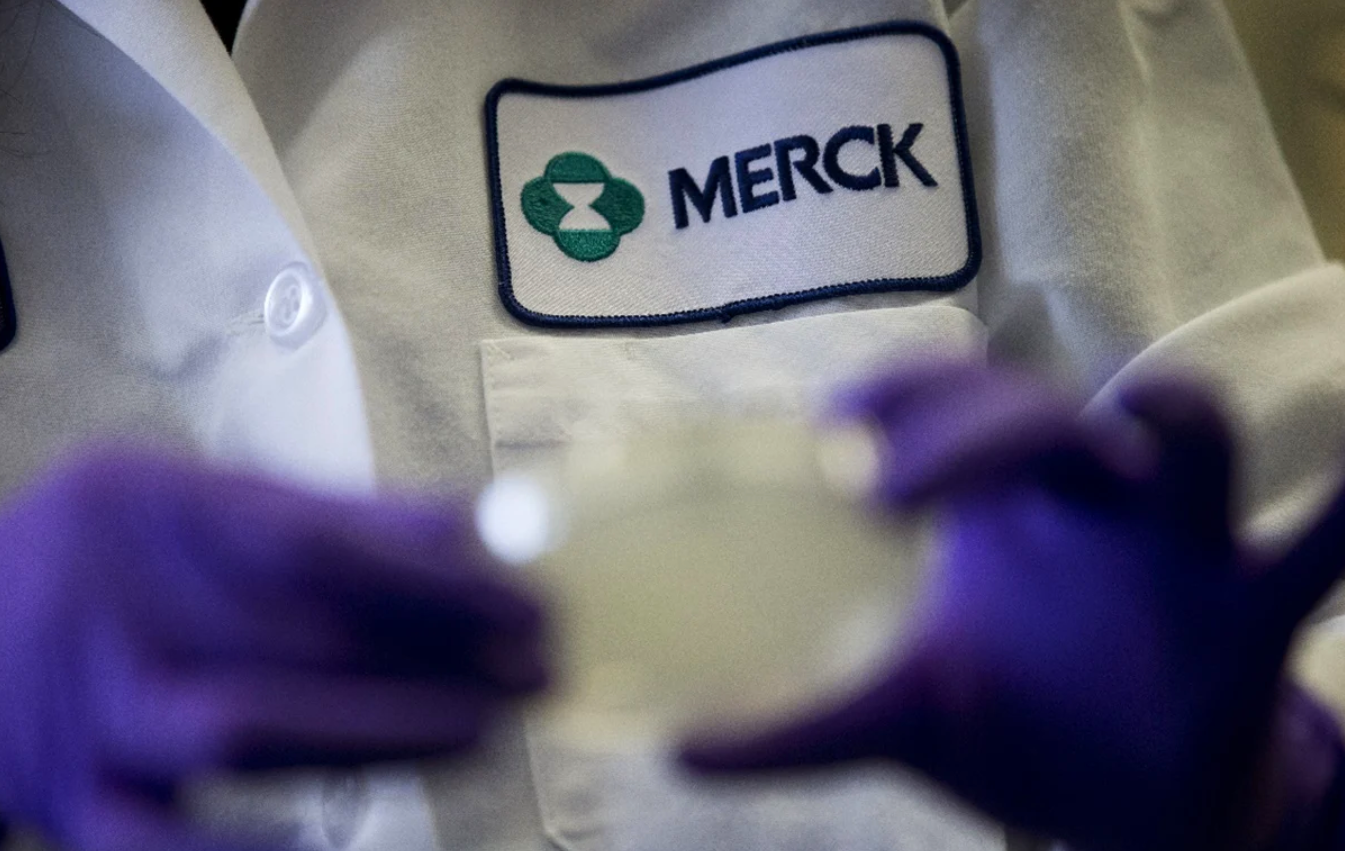 De ser aprobada, la píldora de Merck se convertiría en el primer tratamiento antiCovid ingerido desde casa en América