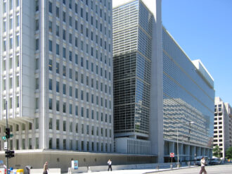 Países pobres saldrán de la pandemia con la mayor carga de deuda: BM