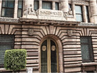 Dólar alcanza más de 22 pesos tras propuesta de AMLO de Victoria Rodríguez Ceja para Banxico