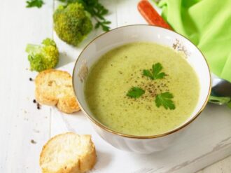 Crema de brócoli con huevo escalfado