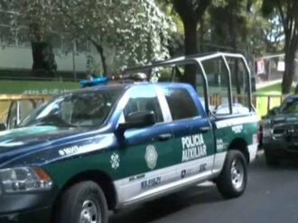 Maestra con crisis nerviosa intenta arrojarse de balcón en primaria de la CDMX