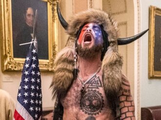 Dan 41 meses de prisión al Chamán por el ataque contra el Capitolio de EU