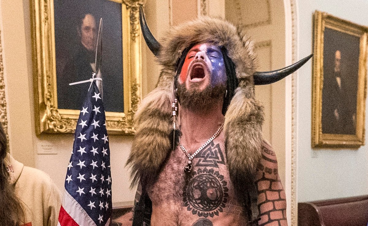 Dan 41 meses de prisión al Chamán por el ataque contra el Capitolio de EU