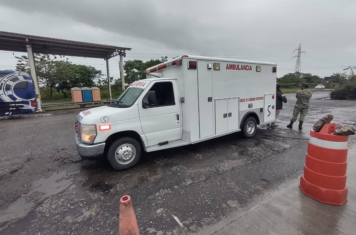 INM detiene ambulancia con 36 migrantes en Tabasco