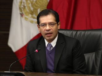 Entre reclamos por falta de medicinas, comparece titular de ISSSTE