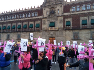 Mujeres protestan contra feminicidios en Palacio Nacional
